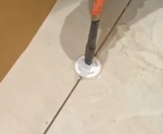 驻马店瓷砖空鼓维修公司专业解答瓷砖在铺贴过程中，如果没有涂抹均匀到位的粘结材料（如水泥砂浆或瓷砖胶），可能会导致以下问题